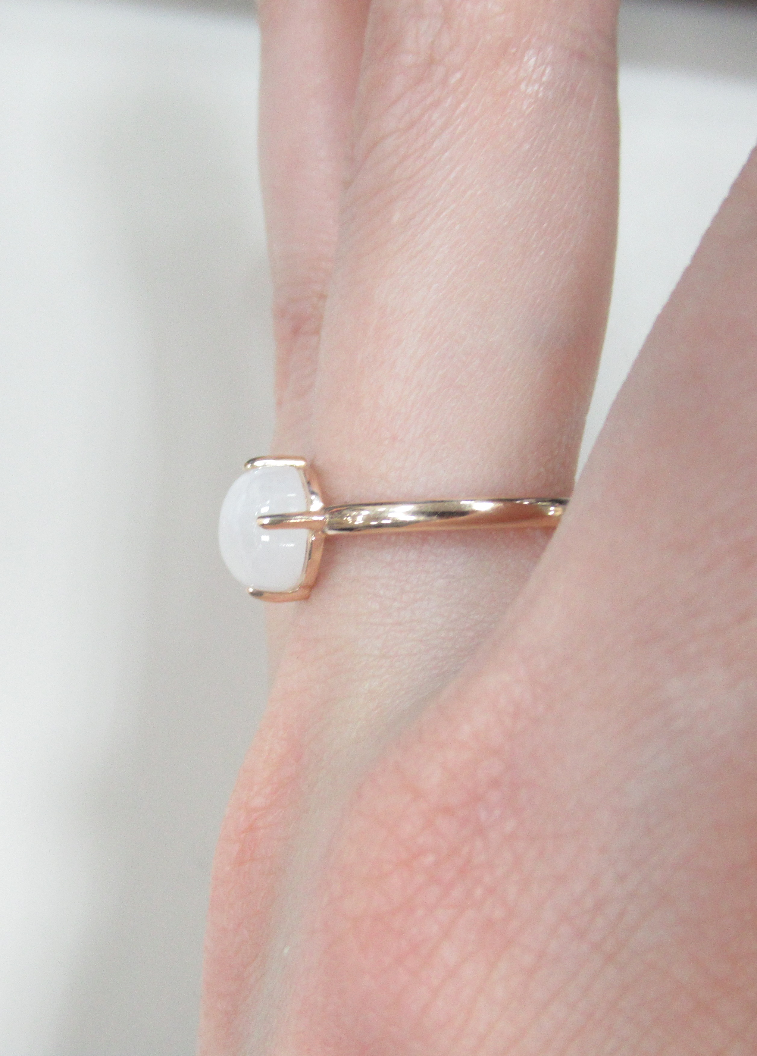 Серебряное кольцо с лунным камнем